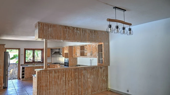 Grande maison familiale de 380 m² sur un terrain de 1 140 m² (27 perches) avec pavillon et piscine