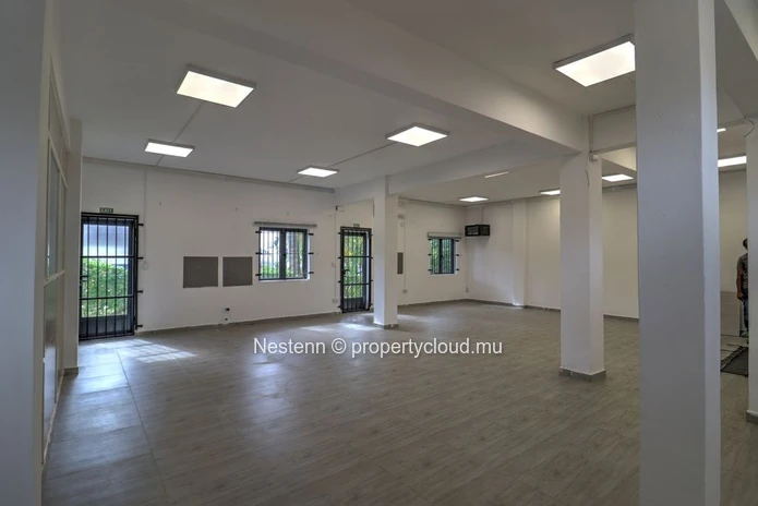 Commercial premises of 204 m² with parking spaces