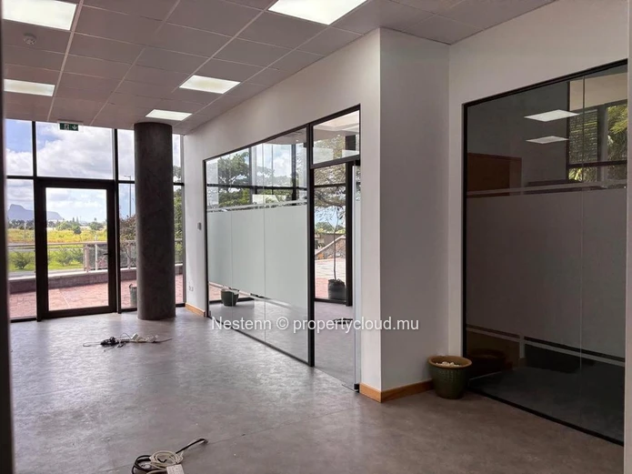 Luminous fitted office space in a green business hub 