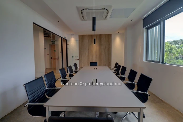 Prestigious office with breathtaking views in the heart of the Vivea Business Park
