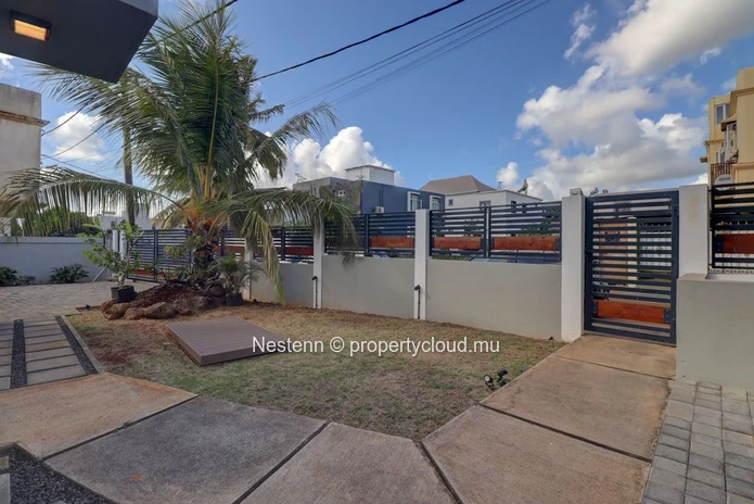 Beautiful, newly built single-storey villa with private pool, in a quiet residential area