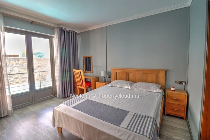 Modern 2-Bedroom Ensuite Apartment with Pool