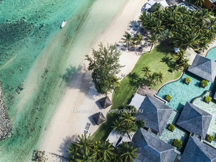 Single storey 3-bed villa with private pool and garden in a prestigious estate