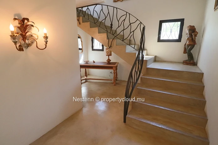 Domaine résidentiel avec 1 villa et 4 bungalows - Avec permis.