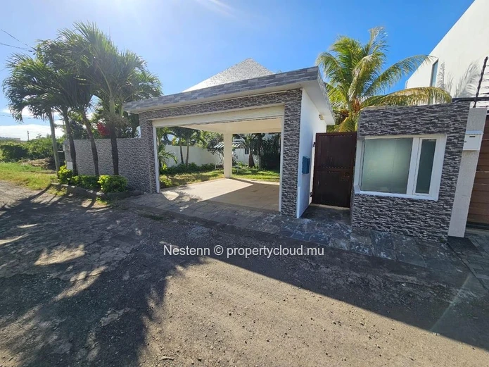 À LOUER – Superbe villa en Duplex  avec Piscine et Grand Jardin arbore.