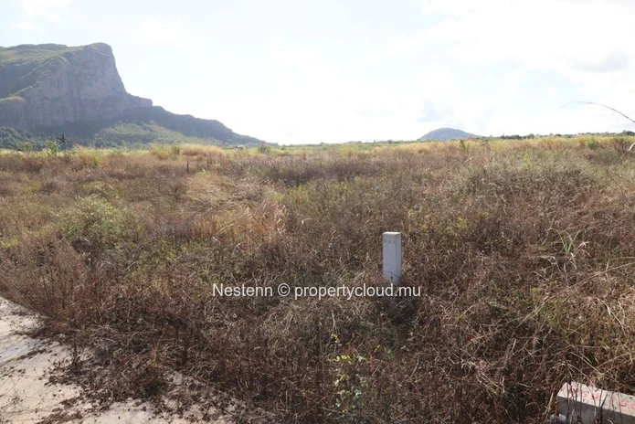 Exceptional plot of land with sea and mountain views in a peaceful setting