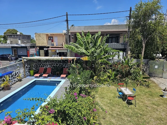 Maison spacieuse avec piscine, idéale pour table d'hôte 