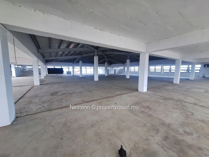 Warehouse of 1,350 m² to 2,700 m² with highway access