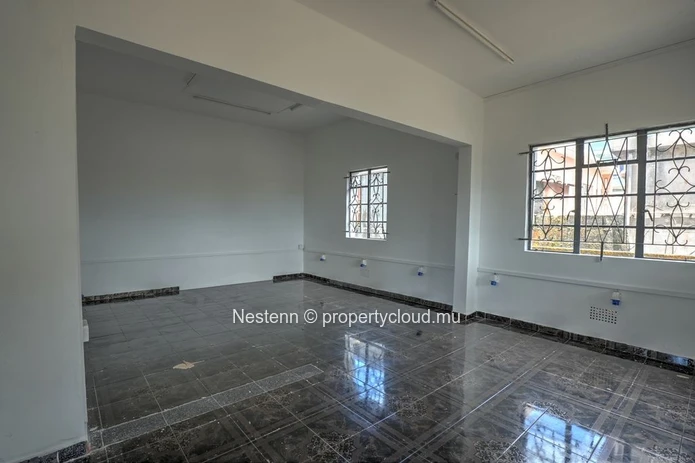  120 m² building on a 527 m² plot of land on the main road 
