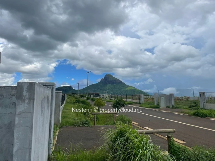 Superb residential plot in a quiet and secure environment, close to the sea. 
