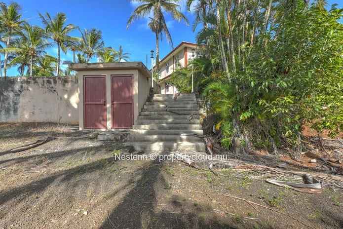 Spacieuse maison de 275 m² de 9 chambres avec vue sur la mer et la montagne.