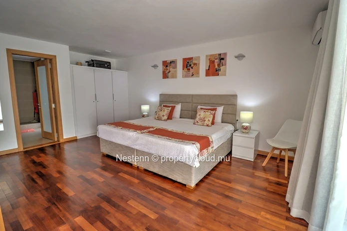 Beautiful 2 bedroom apartment just minutes from the beach