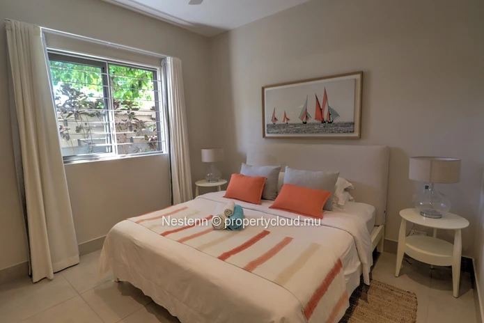 Modern 3-bed apartment with garden and private access to the beach. 