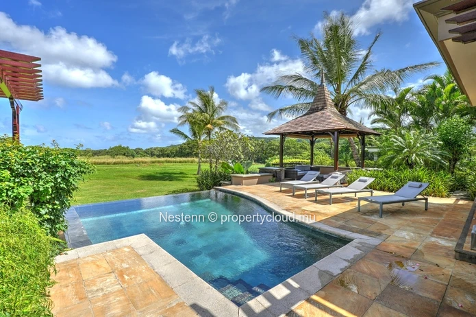Villa d'exception avec vue mer et accès plage