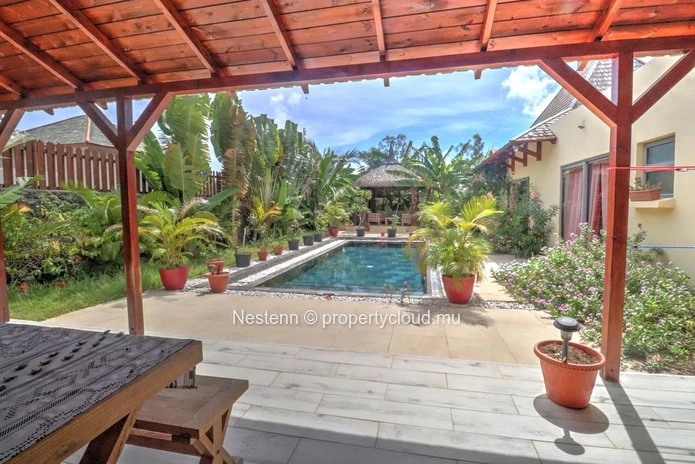 Élégante villa de style balinais sur un terrain de 675 m²