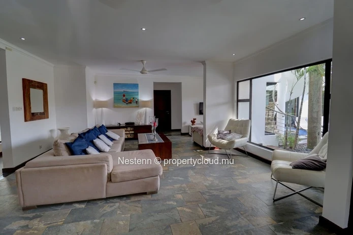 Colonial villa with 4 bedrooms, private pool, and sea access in a good condition