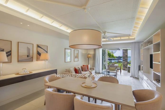 Appartement moderne de 2 chambres avec piscine privée et vue mer.