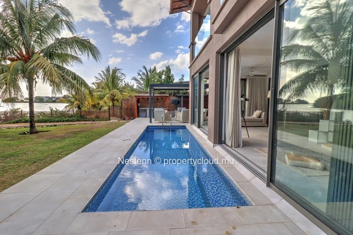 Spacious and bright 300 m2 apartment with swimming pool and garden on the riverside