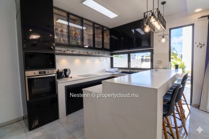Modern Duplex Villa in Cap Malheureux with 5 bedrooms, private pool, American kitchen, and fully furnished, ideal for...