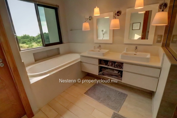 Luxury apartment with sea view - 3 bedrooms, top floor 