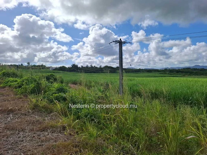 Land of 188820 m² near airport and proximity to a stone crusher.