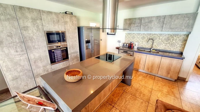 Refined 3-bedroom apartment on the beach
