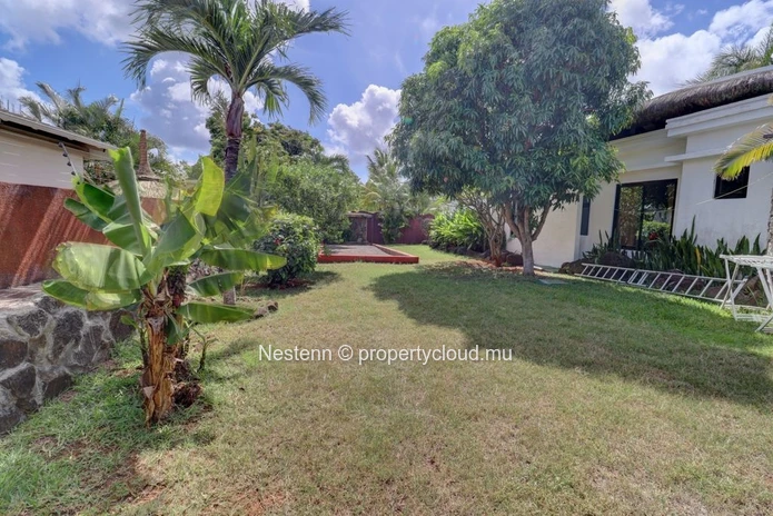Colonial villa with 4 bedrooms, private pool, and sea access in a good condition