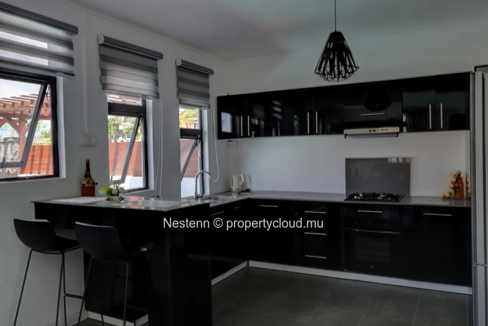  Duplex de 2 chambres avec piscine privée proche des arrêts de bus.