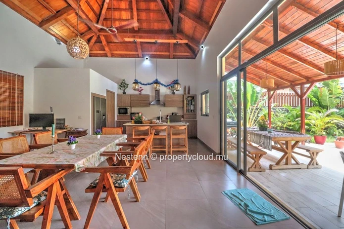 Élégante villa de style balinais sur un terrain de 675 m²