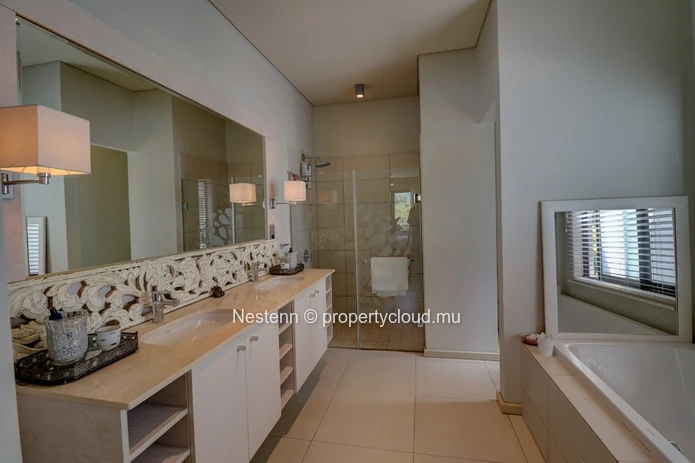 Duplex meublé de 4 chambres avec vue sur rivière et montagne, et proche de plage