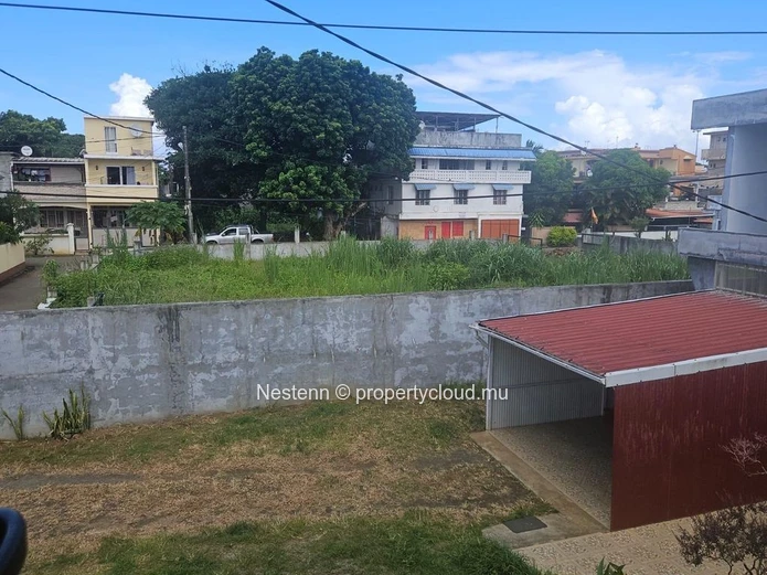 Terrain résidentiel de 21 perches clôturé – Possibilité 2 lots