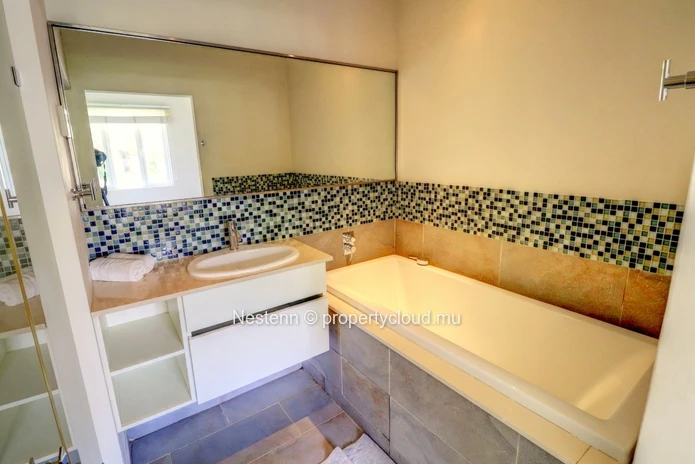 2-bed apartment in a secure residence across from the beach