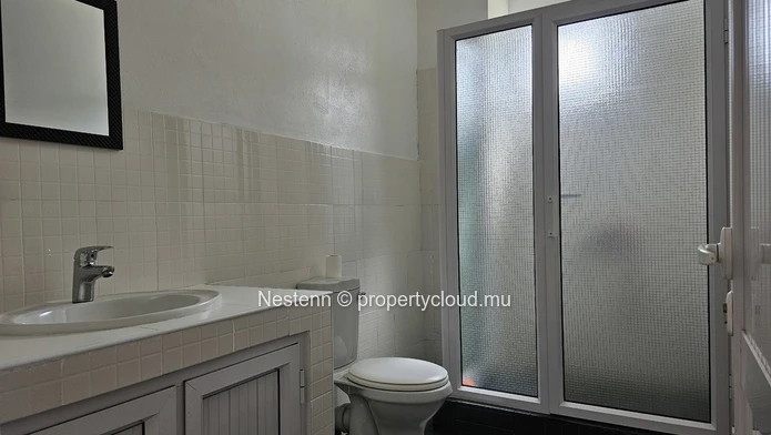 Triplex moderne avec piscine privée et vue mer a quelques pas de marche de la mer