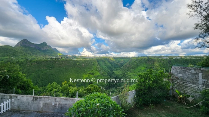 House overlooking the ravine with magnificent views 