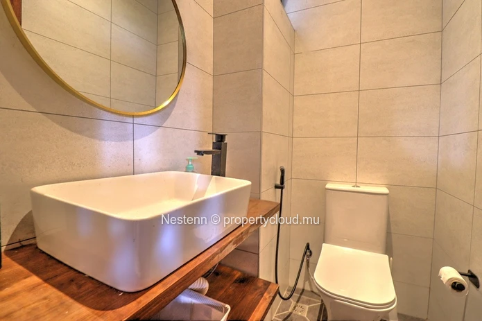 Villa contemporaine de 3 chambres avec piscine privée et vue montagne.