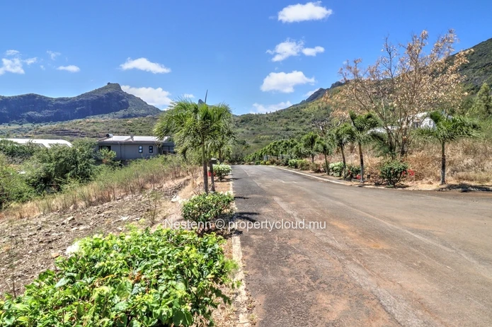 Terrain de 2968 m² dans un domaine privé.