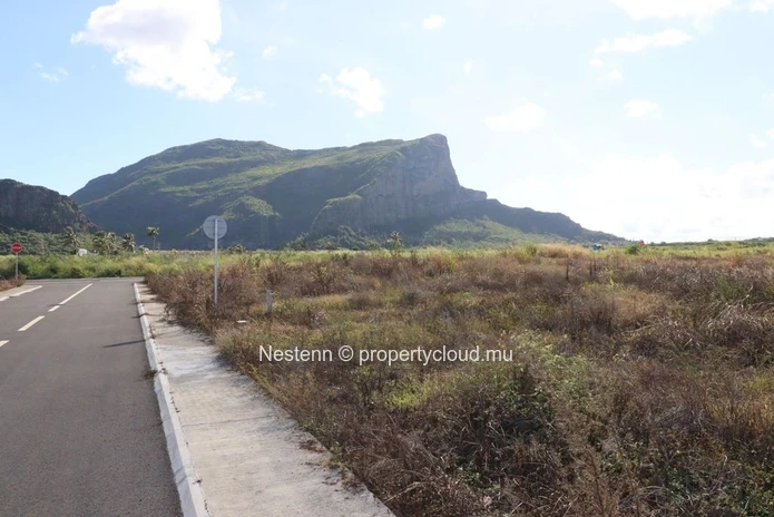 Exceptional plot of land with sea and mountain views in a peaceful setting
