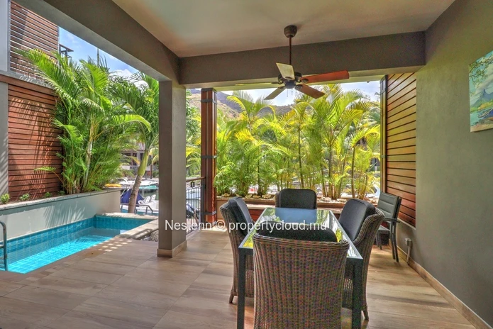 Confortable villa jumelée de 3 chambres vendue avec anneau bateau 
