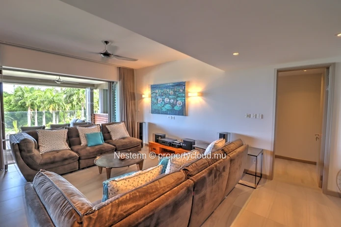 Modern 3 bedroom apartment with private pool and direct beach access