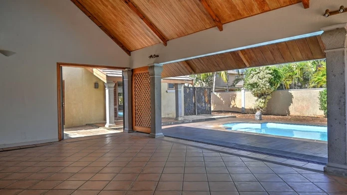 Grande maison familiale de 380 m² sur un terrain de 1 140 m² (27 perches) avec pavillon et piscine