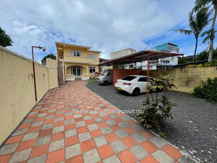 Freshly renovated furnished 3 bedrooms apartment 