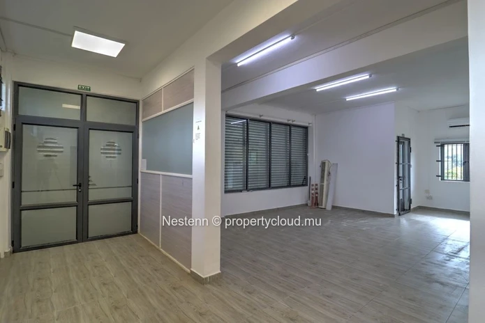 Commercial premises of 204 m² with parking spaces
