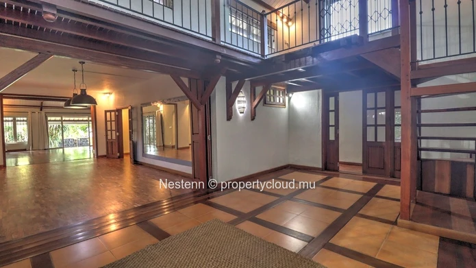 Office of over 500m² 
