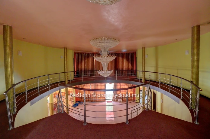 Maison traditionnelle de 5 chambres avec piscine et jardin