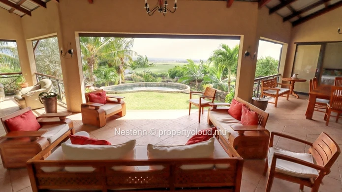 Superbe villa familiale de 4 chambres dans un domaine sécurisé et recherché