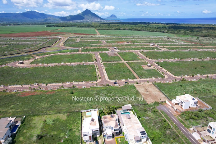 Superb residential plot in a quiet and secure environment, close to the sea. 