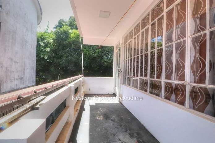 Traditional 2-bedroom apartment with sea access needs renovations