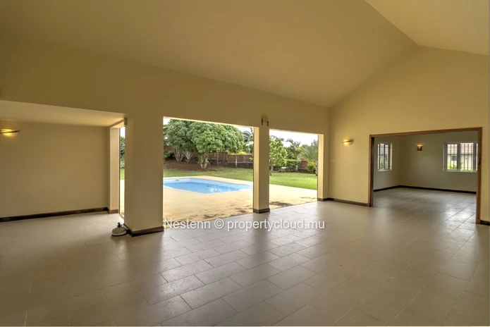 Maison spacieuse à 3 chambres, non meublée et bien entretenue, dans un domaine prestigieux.