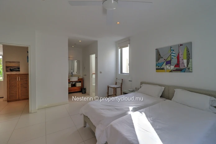 Spacious and bright 300 m2 apartment with swimming pool and garden on the riverside