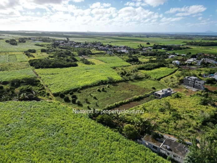 Vaste terrain résidentiel de 6330 m² avec accès routier sur deux côtés à proximité de projets résidentiels